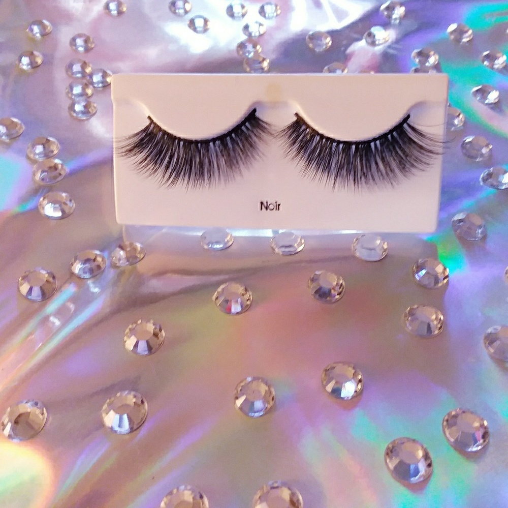 eyelashes